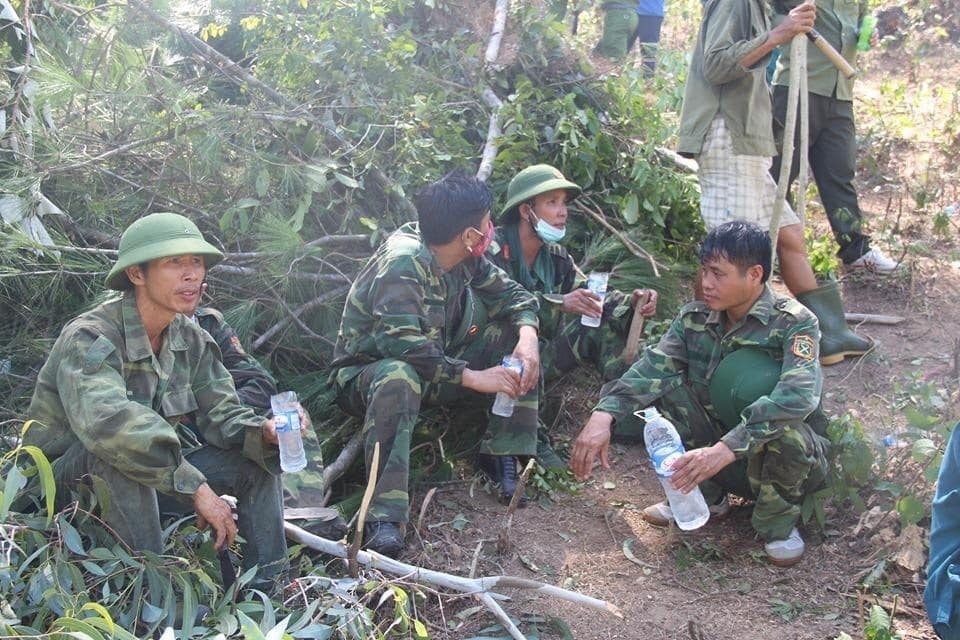 Hình ảnh xúc động về lực lượng chữa cháy rừng tại Hà Tĩnh nhung hinh anh cam dong ve cac luc luong chua chay rung tai ha tinh