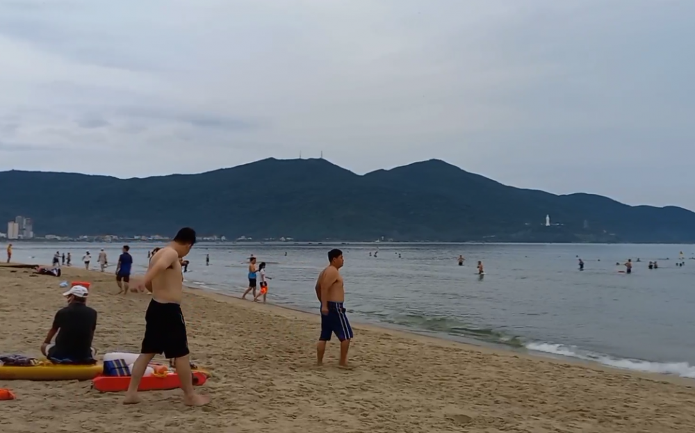 Đà Nẵng “mở” biển, cả thành phố nhộn nhịp trở lại Đà Nẵng “mở” biển, cả thành phố nhộn nhịp trở lại