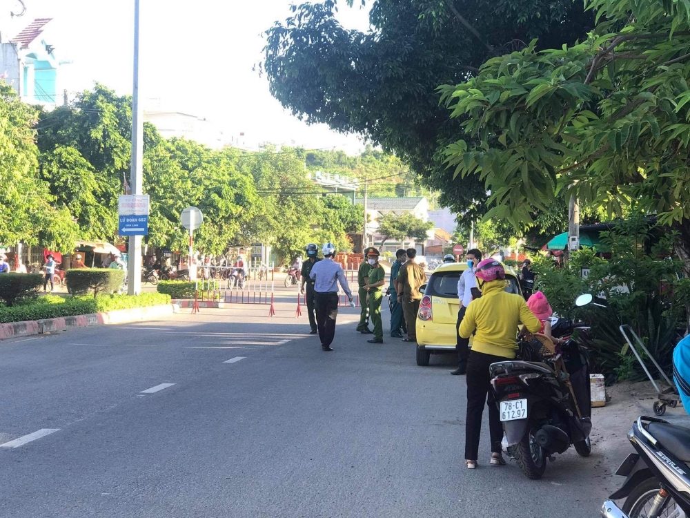 Phú Yên giãn cách xã hội TP Tuy Hòa khi ghi nhận 8 ca nhiễm cộng đồng Phú Yên giãn cách xã hội TP Tuy Hòa khi ghi nhận 8 ca nhiễm cộng đồng