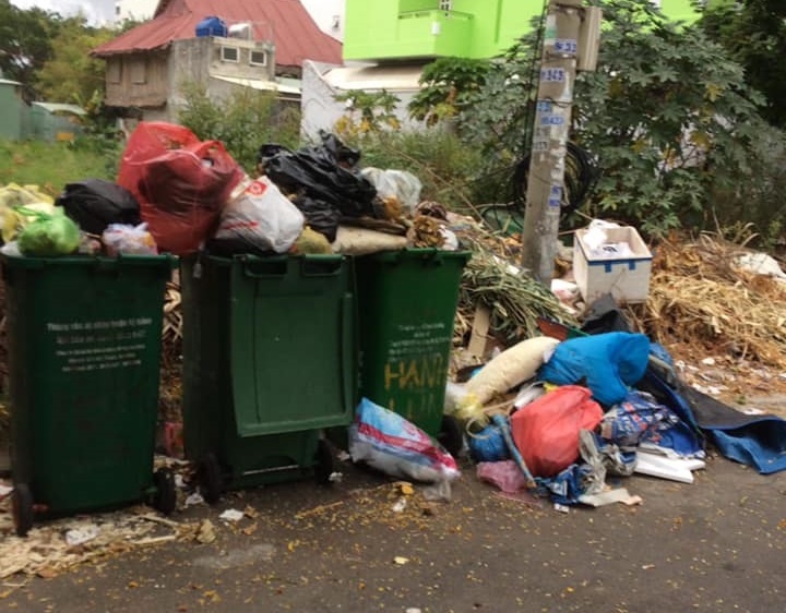 nguoi dan chan xe vao bai rac khanh son noi thanh da nang rac ngap duong