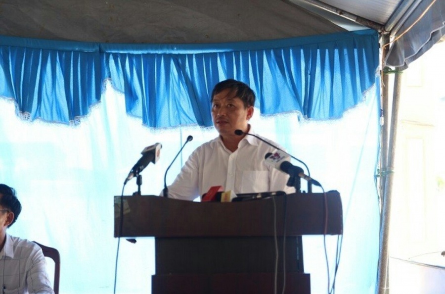nguoi dan chan xe vao bai rac khanh son noi thanh da nang rac ngap duong