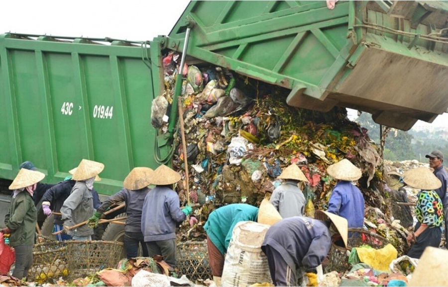nguoi dan chan xe vao bai rac khanh son noi thanh da nang rac ngap duong