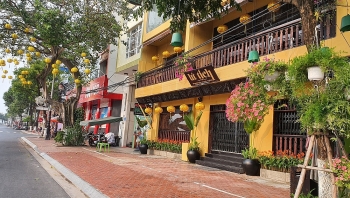 Trước thời điểm giãn cách toàn thành phố vào 0h ngày 28/7, người dân Đà Nẵng đồng loạt đóng cửa ngừng kinh doanh