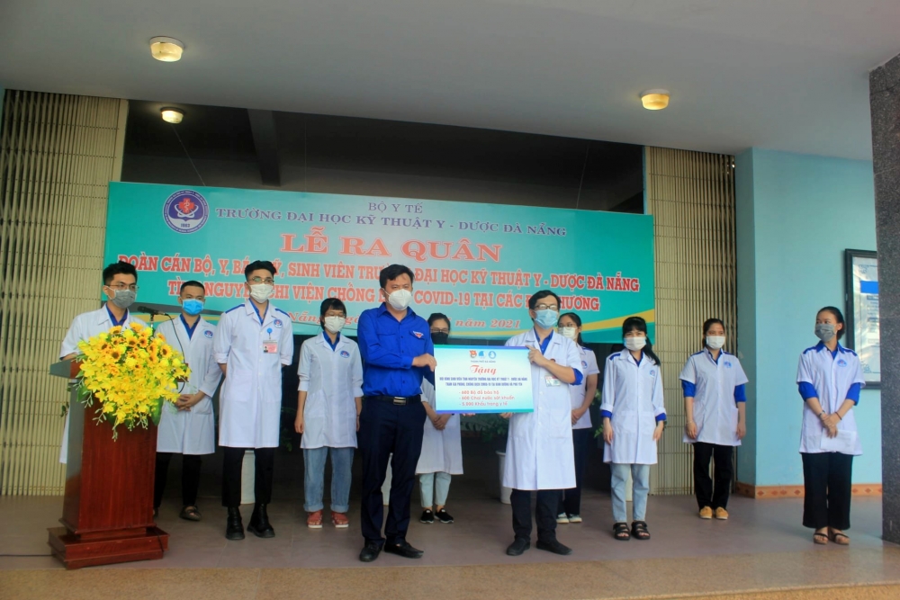 Đoàn cán bộ, sinh viên Đại học Kỹ thuật Y - Dược Đà Nẵng lên đường hỗ trợ Bình Dương và Phú Yên