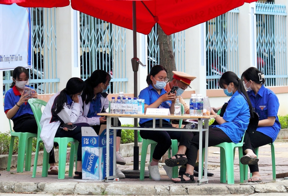 Hơn 12 nghìn thí sinh Đà Nẵng đội mưa dự thi Kỳ thi Tốt nghiệp THPT năm 2021 Hơn 12 nghìn thí sinh Đà Nẵng đội mưa dự thi Kỳ thi Tốt nghiệp THPT năm 2021