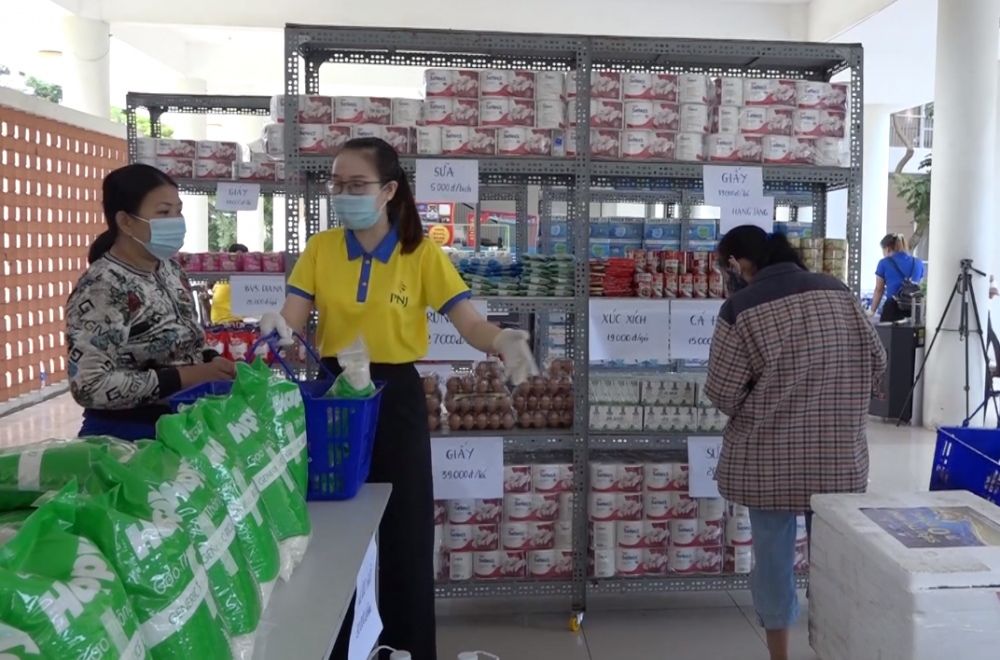 Những “siêu thị 0 đồng” cho nhiều người khó khăn ở Đà Nẵng Những “siêu thị 0 đồng” cho nhiều người khó khăn ở Đà Nẵng