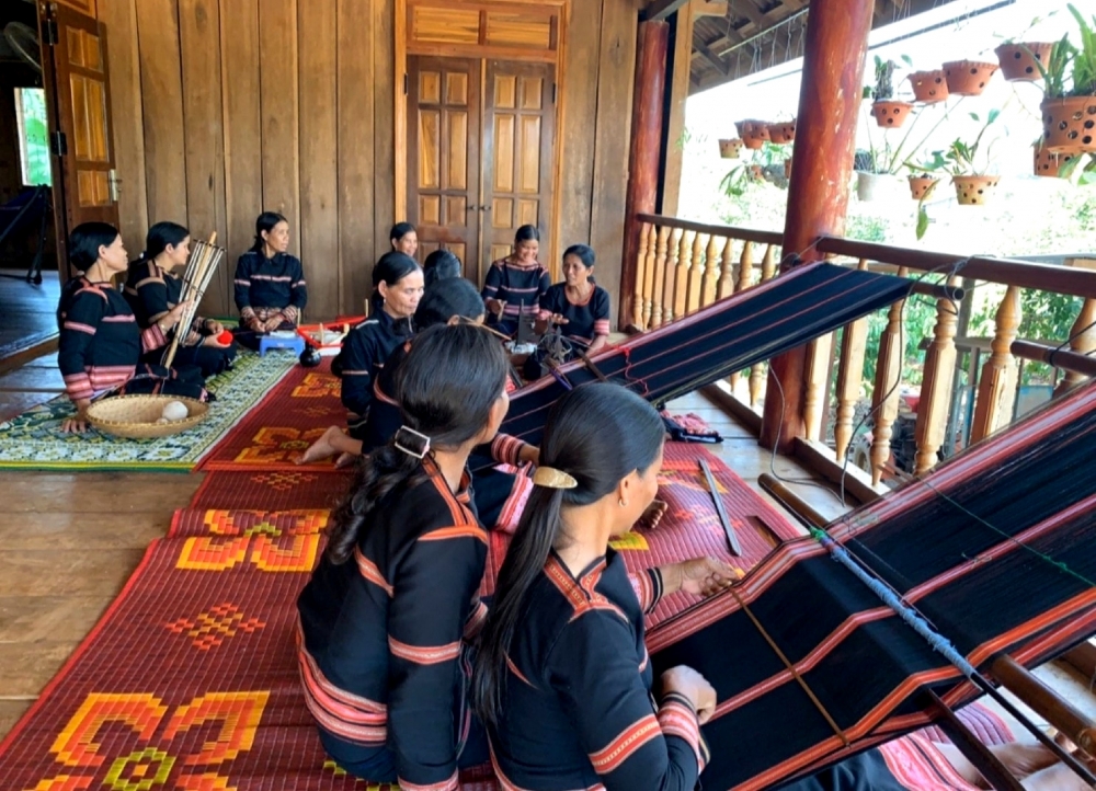 CLB thổ cẩm của chị em phụ nữ Ia Mơ Nông CLB thổ cẩm của chị em phụ nữ Ia Mơ Nông