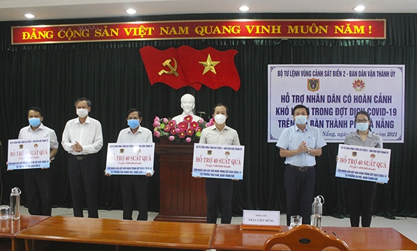Bộ Tư lệnh Vùng Cảnh sát biển 2 trao quà cho 160 gia đình khó khăn trong dịch COVID-19 Bộ Tư lệnh Vùng Cảnh sát biển 2 trao quà cho 160 gia đình khó khăn trong dịch COVID-19