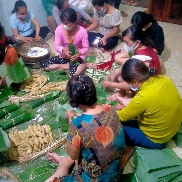 Hàng ngàn người về quê được hỗ trợ xăng, nước uống, lương thực Hàng ngàn người về quê được hỗ trợ xăng, nước uống, lương thực
