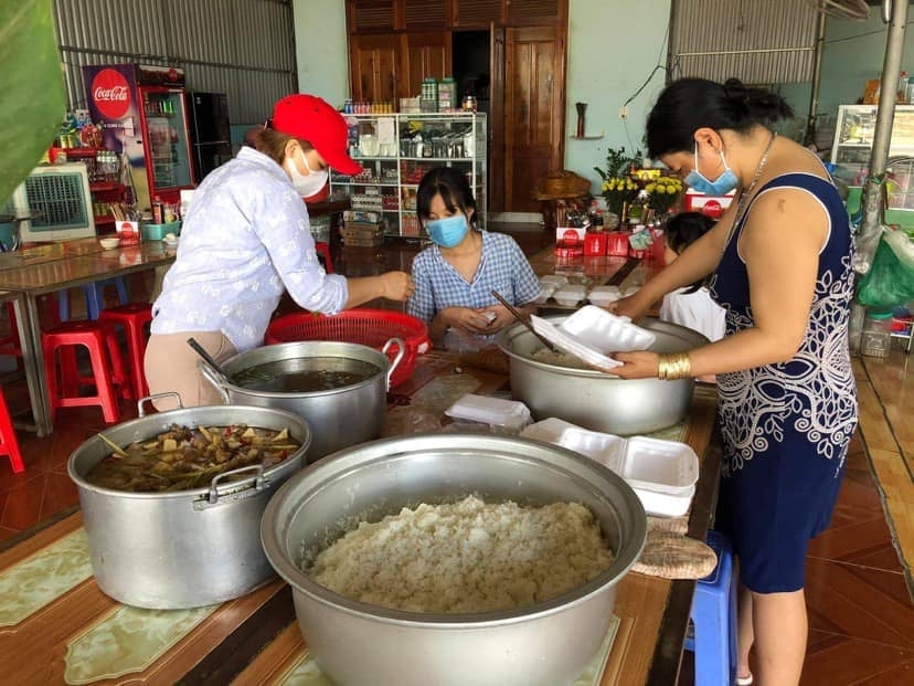 Hàng ngàn người về quê được hỗ trợ xăng, nước uống, lương thực Hàng ngàn người về quê được hỗ trợ xăng, nước uống, lương thực