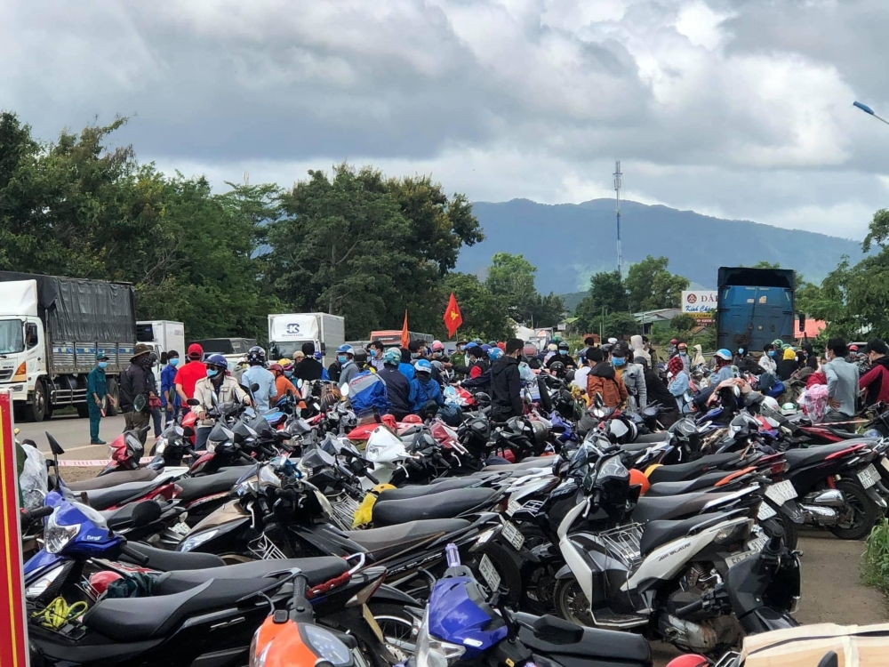 Hàng ngàn người về quê được hỗ trợ xăng, nước uống, lương thực Hàng ngàn người về quê được hỗ trợ xăng, nước uống, lương thực