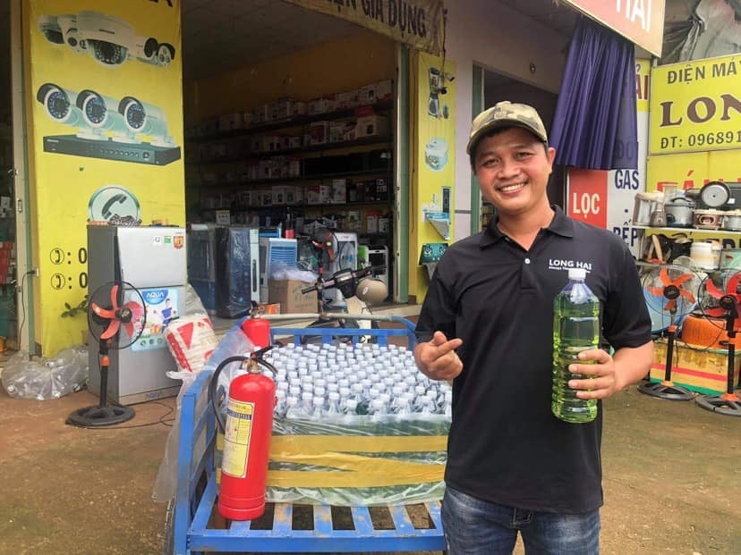 Hàng ngàn người về quê được hỗ trợ xăng, nước uống, lương thực Hàng ngàn người về quê được hỗ trợ xăng, nước uống, lương thực