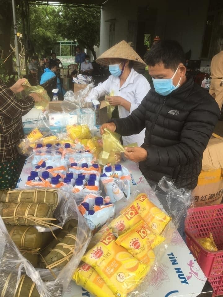 Hàng ngàn người về quê được hỗ trợ xăng, nước uống, lương thực Hàng ngàn người về quê được hỗ trợ xăng, nước uống, lương thực