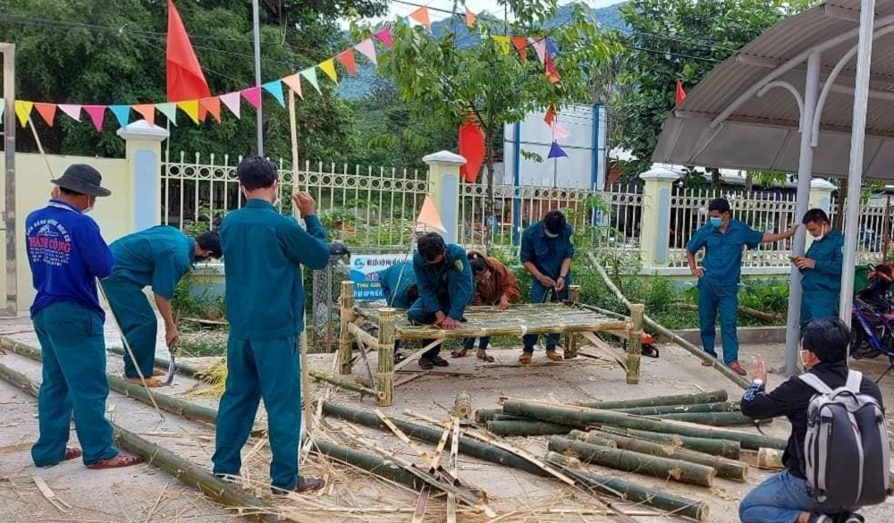 Người dân vùng núi Ba Tơ đốn tre làm giường tặng khu cách ly Người dân vùng núi Ba Tơ đốn tre làm giường tặng khu cách ly