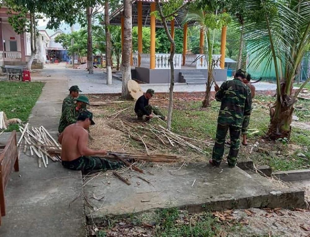 Người dân vùng núi Ba Tơ đốn tre làm giường tặng khu cách ly Người dân vùng núi Ba Tơ đốn tre làm giường tặng khu cách ly