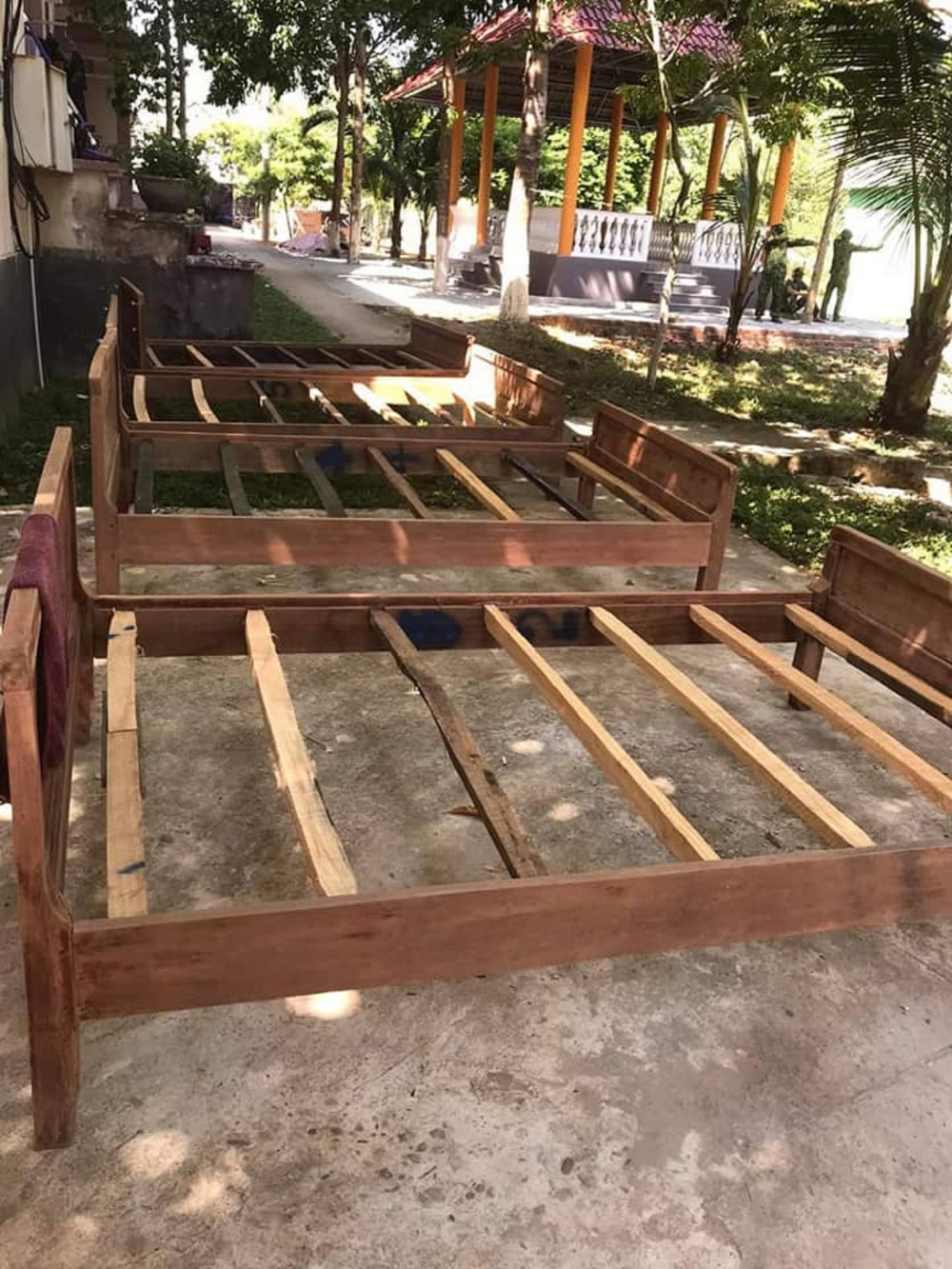 Người dân vùng núi Ba Tơ đốn tre làm giường tặng khu cách ly Người dân vùng núi Ba Tơ đốn tre làm giường tặng khu cách ly