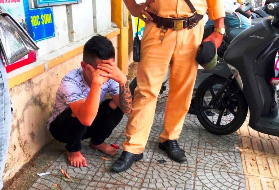 Thanh niên xăm trổ lao thẳng xe máy vào tổ CSGT ở Đà Nẵng thanh nien xam tro lao thang xe may vao to csgt o da nang