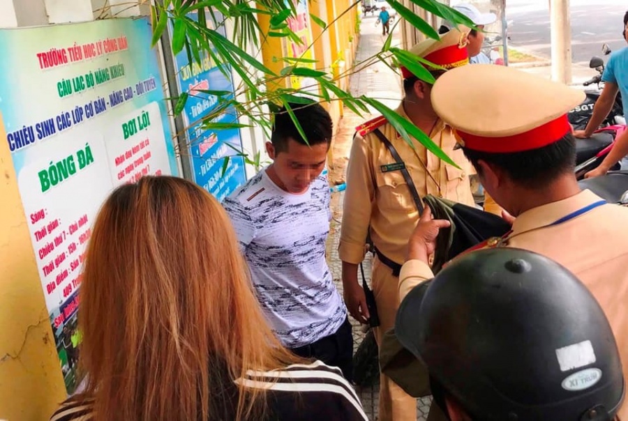 Thanh niên xăm trổ lao thẳng xe máy vào tổ CSGT ở Đà Nẵng thanh nien xam tro lao thang xe may vao to csgt o da nang