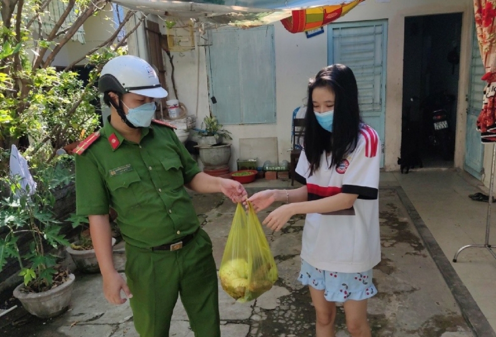 Người dân Đà Nẵng được nhận thực phẩm hỗ trợ trong những ngày đầu phong tỏa Người dân Đà Nẵng được nhận thực phẩm hỗ trợ trong những ngày đầu phong tỏa