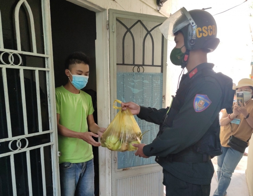 Người dân Đà Nẵng được nhận thực phẩm hỗ trợ trong những ngày đầu phong tỏa Người dân Đà Nẵng được nhận thực phẩm hỗ trợ trong những ngày đầu phong tỏa