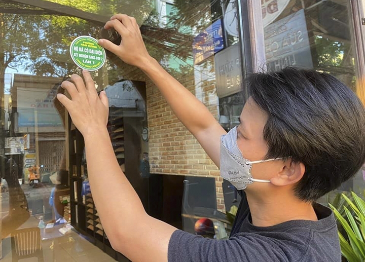Đà Nẵng dán “tem xanh” cho các hộ gia đình đã xét nghiệm COVID-19 Đà Nẵng dán “tem xanh” cho các hộ gia đình đã xét nghiệm COVID-19