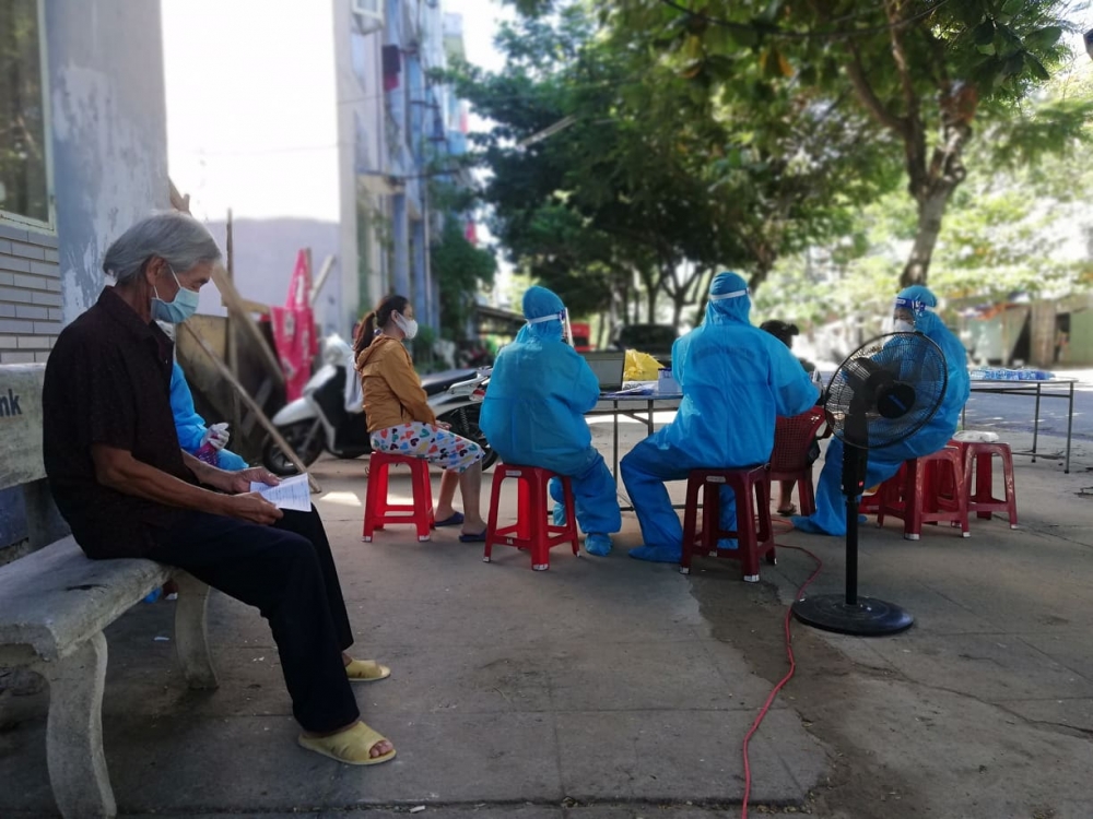 Đà Nẵng dán “tem xanh” cho các hộ gia đình đã xét nghiệm COVID-19 Đà Nẵng dán “tem xanh” cho các hộ gia đình đã xét nghiệm COVID-19