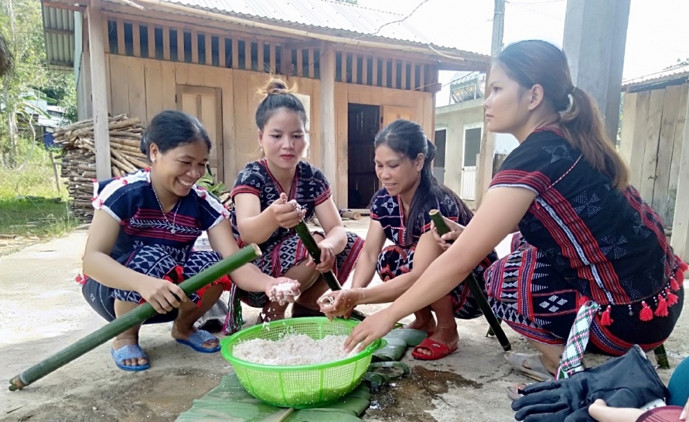 'Chống dịch' bằng cơm lam nướng 'Chống dịch' bằng cơm lam nướng