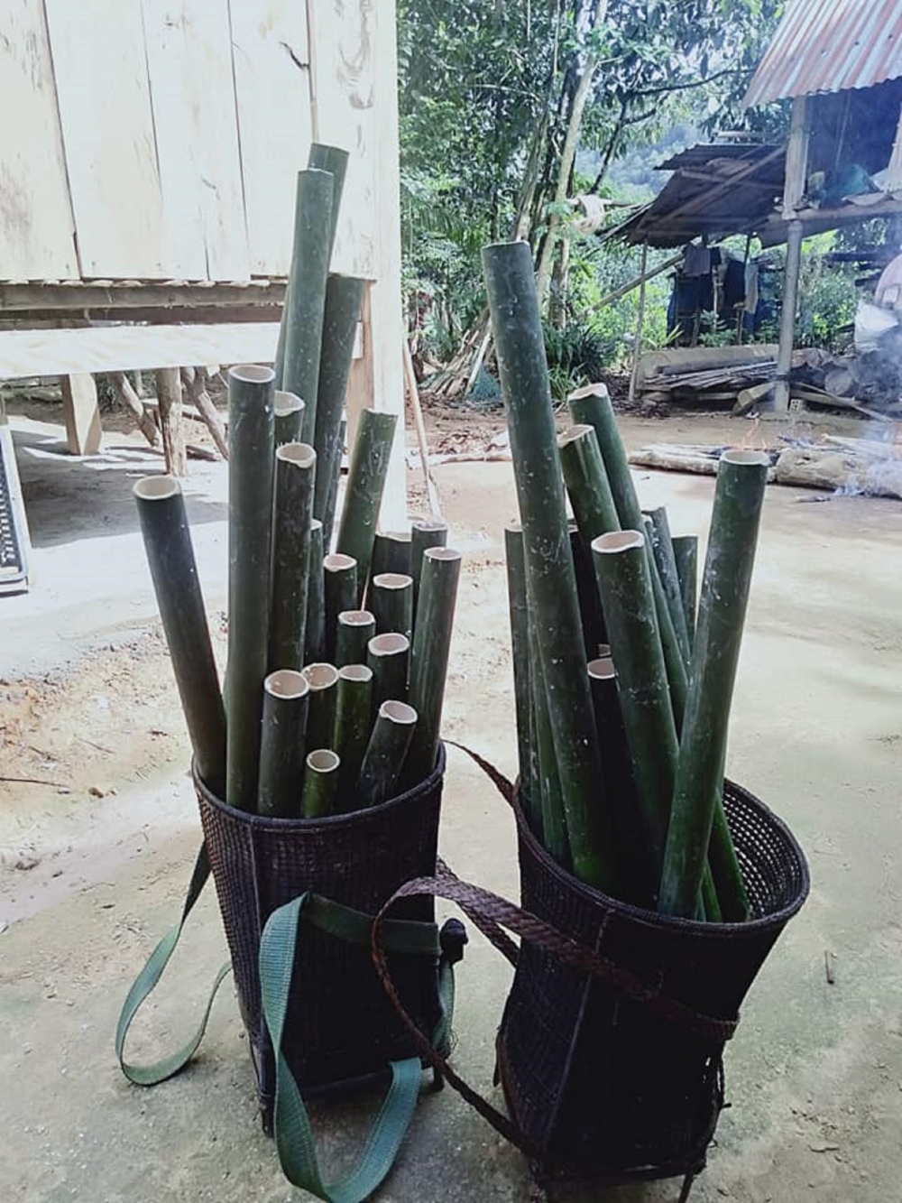 'Chống dịch' bằng cơm lam nướng 'Chống dịch' bằng cơm lam nướng