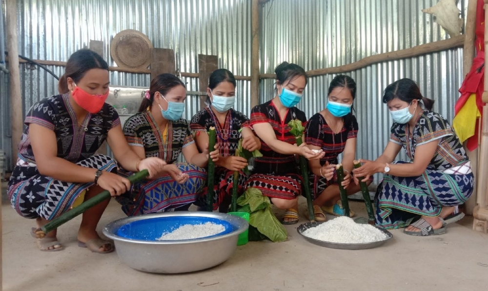 'Chống dịch' bằng cơm lam nướng 'Chống dịch' bằng cơm lam nướng