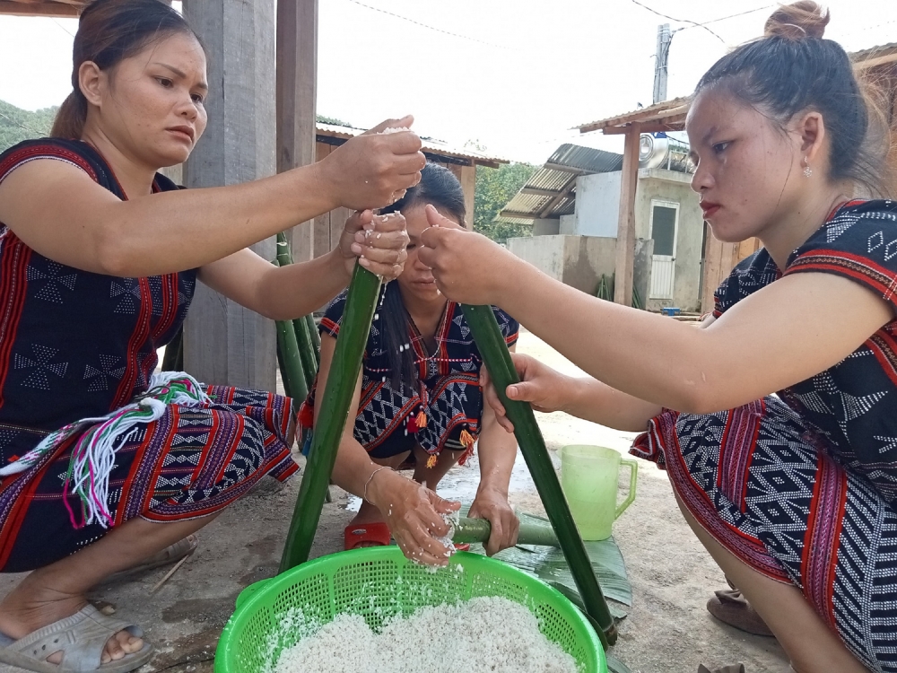 'Chống dịch' bằng cơm lam nướng 'Chống dịch' bằng cơm lam nướng