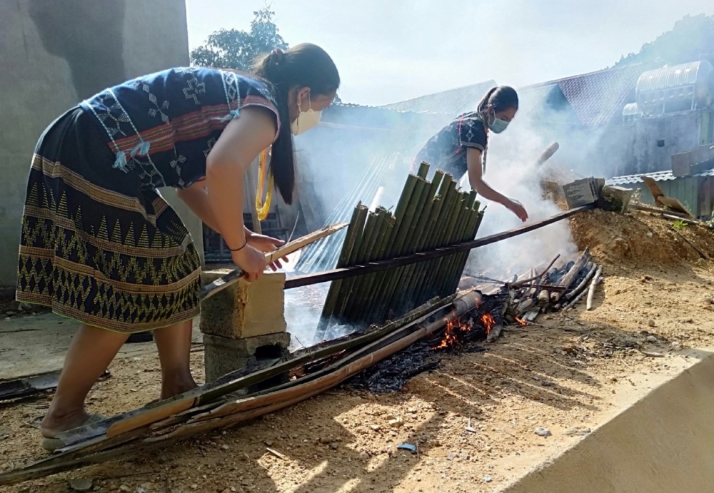 'Chống dịch' bằng cơm lam nướng 'Chống dịch' bằng cơm lam nướng