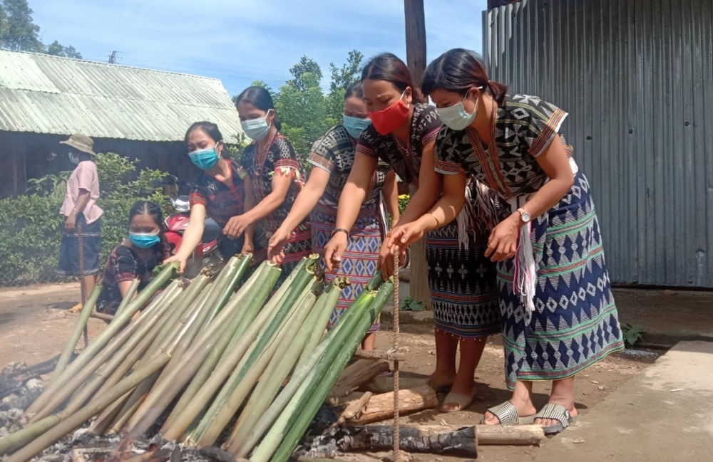 'Chống dịch' bằng cơm lam nướng 'Chống dịch' bằng cơm lam nướng