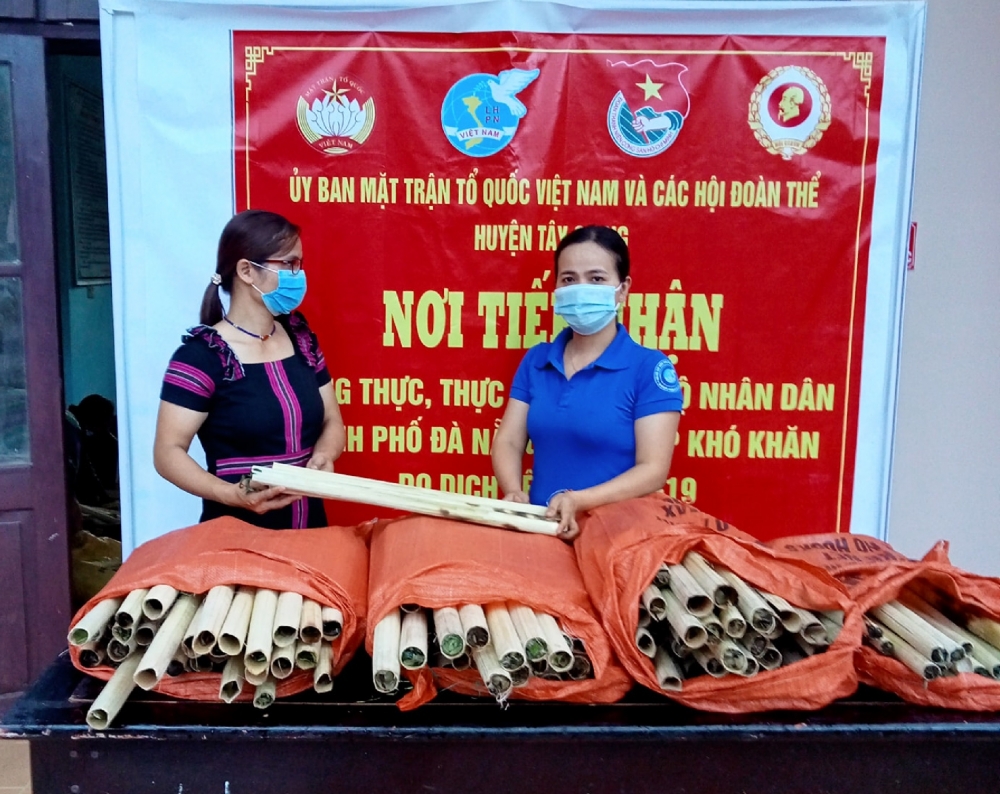 'Chống dịch' bằng cơm lam nướng 'Chống dịch' bằng cơm lam nướng