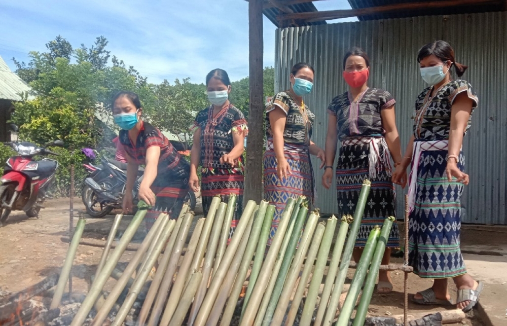 'Chống dịch' bằng cơm lam nướng 'Chống dịch' bằng cơm lam nướng