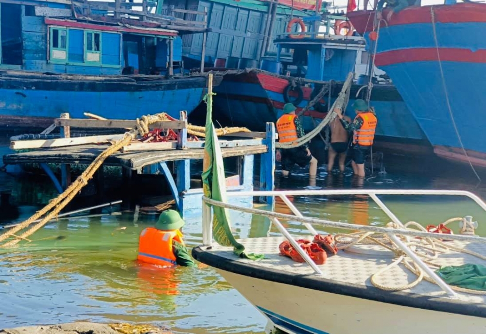 Bộ đội biên phòng Đà Nẵng điều lực lượng cứu tàu cá bị chìm của ngư dân Bộ đội biên phòng Đà Nẵng điều lực lượng cứu tàu cá bị chìm của ngư dân