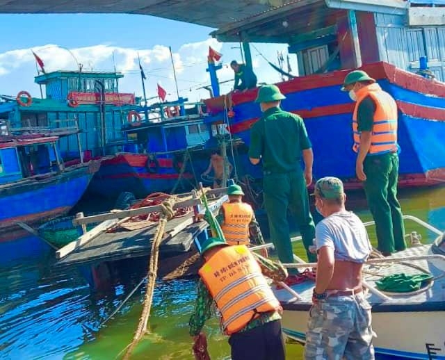 Bộ đội biên phòng Đà Nẵng điều lực lượng cứu tàu cá bị chìm của ngư dân Bộ đội biên phòng Đà Nẵng điều lực lượng cứu tàu cá bị chìm của ngư dân