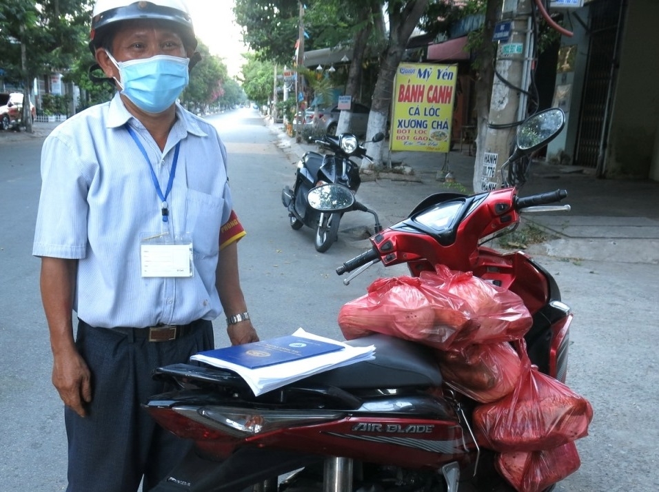 Đà Nẵng: Hỗ trợ tổ trưởng dân phố bị tai nạn nặng khi chở thực phẩm về giúp người dân Đà Nẵng: Hỗ trợ tổ trưởng dân phố bị tai nạn nặng khi chở thực phẩm về giúp người dân