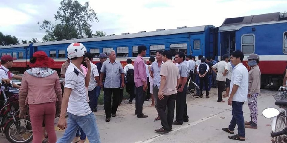 Lái xe băng qua đường ray bị tàu lửa tông trúng, tài xế nguy kịch tai xe nguy kich vi lai xe bang qua duong ray bi tau lua tong trung