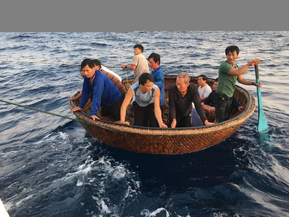 Những ngư dân chìm tàu ở Trường Sa đã an toàn trở về nhà, 3 người vẫn mất tích nhung ngu dan chim tau o truong sa da an toan tro ve nha 3 nguoi van mat tich