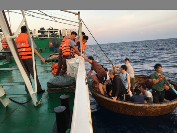 Những ngư dân chìm tàu ở Trường Sa đã an toàn trở về nhà, 3 người vẫn mất tích nhung ngu dan chim tau o truong sa da an toan tro ve nha 3 nguoi van mat tich
