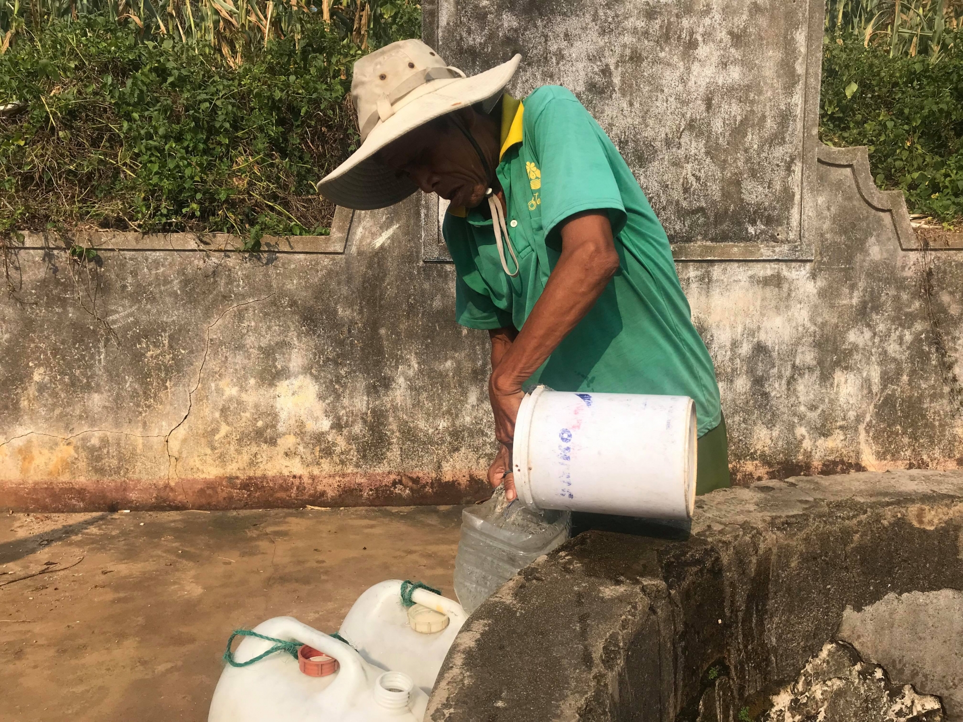 Lý Sơn: Chuyện về người gánh nước thuê cuối cùng ở giếng Vua 700 năm tuổi ong lao 40 nam ganh nuoc thue xu dao va noi niem ben gieng co