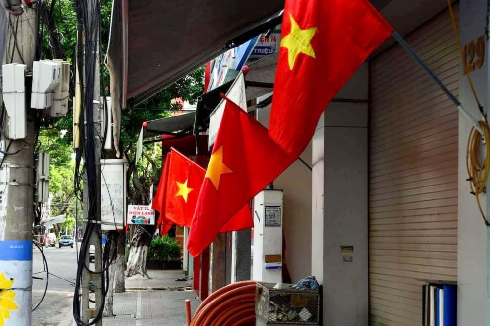 Đà Nẵng vắng lặng nhưng vẫn rợp cờ hoa ngày lễ Độc Lập Đà Nẵng vắng lặng nhưng vẫn rợp cờ hoa ngày lễ Độc Lập