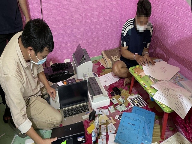 Triệt phá đường dây mua bán, làm giả giấy tờ quy mô lớn ở Quảng Nam Triệt phá đường dây mua bán, làm giả giấy tờ quy mô lớn ở Quảng Nam