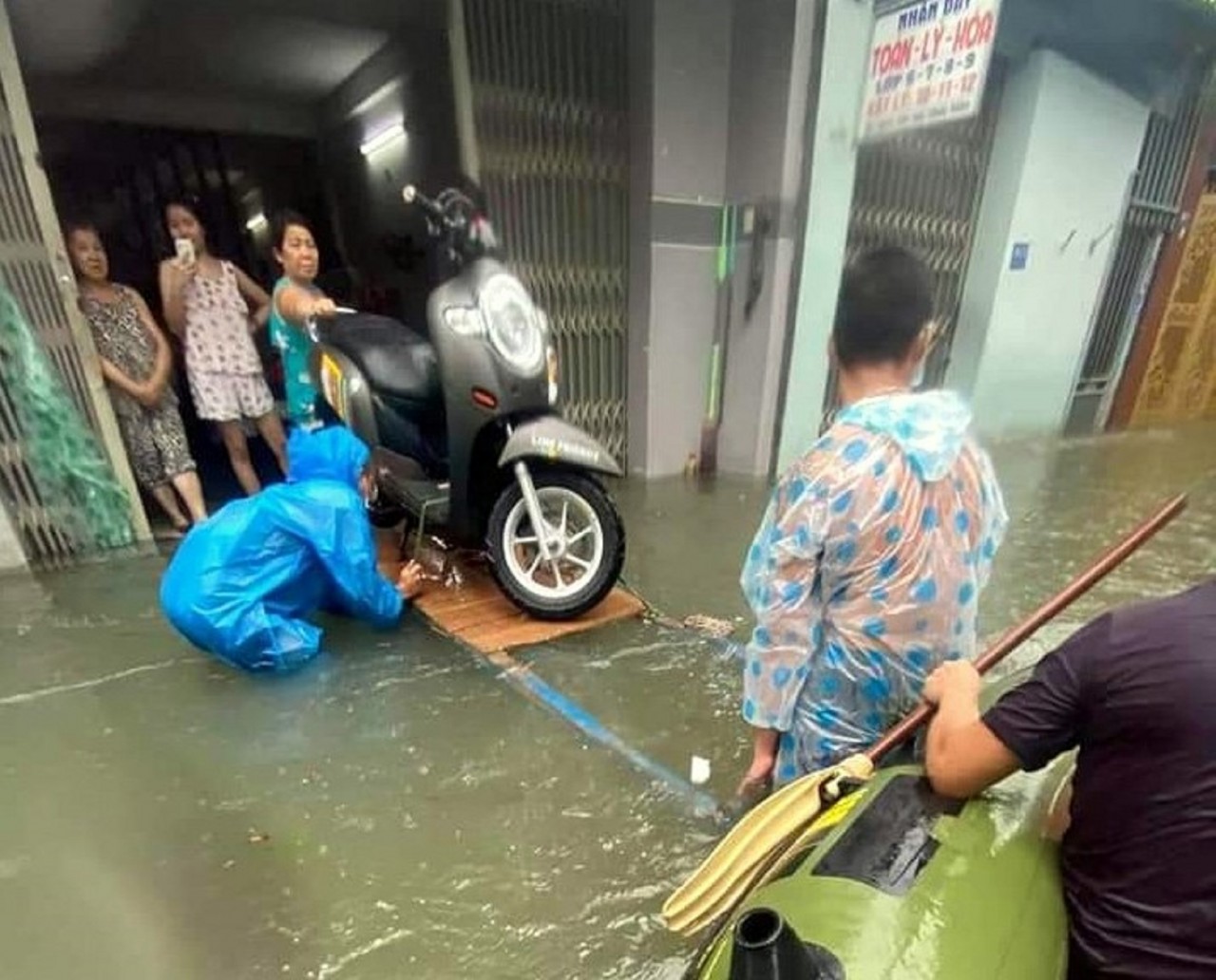 Mưa lớn gây ngập úng nhiều khu vực tại miền Trung Mưa lớn gây ngập úng nhiều khu vực tại miền Trung