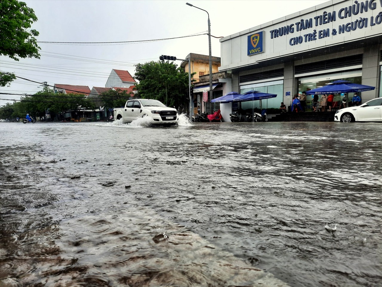 Mưa lớn gây ngập úng nhiều khu vực tại miền Trung Mưa lớn gây ngập úng nhiều khu vực tại miền Trung