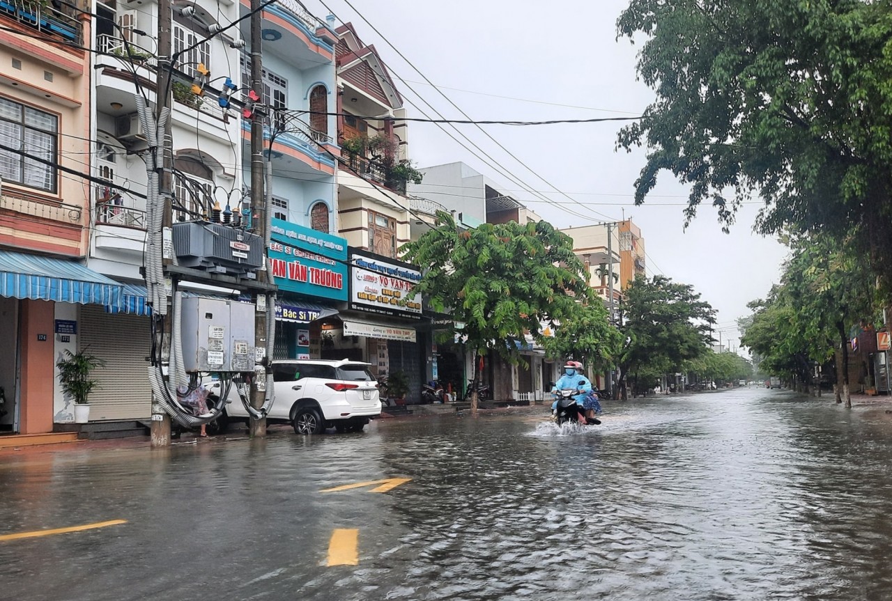Mưa lớn gây ngập úng nhiều khu vực tại miền Trung Mưa lớn gây ngập úng nhiều khu vực tại miền Trung