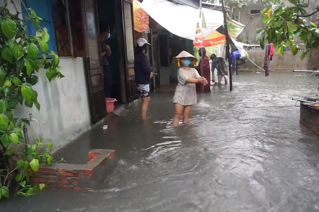 Mưa lớn gây ngập úng nhiều khu vực tại miền Trung Mưa lớn gây ngập úng nhiều khu vực tại miền Trung