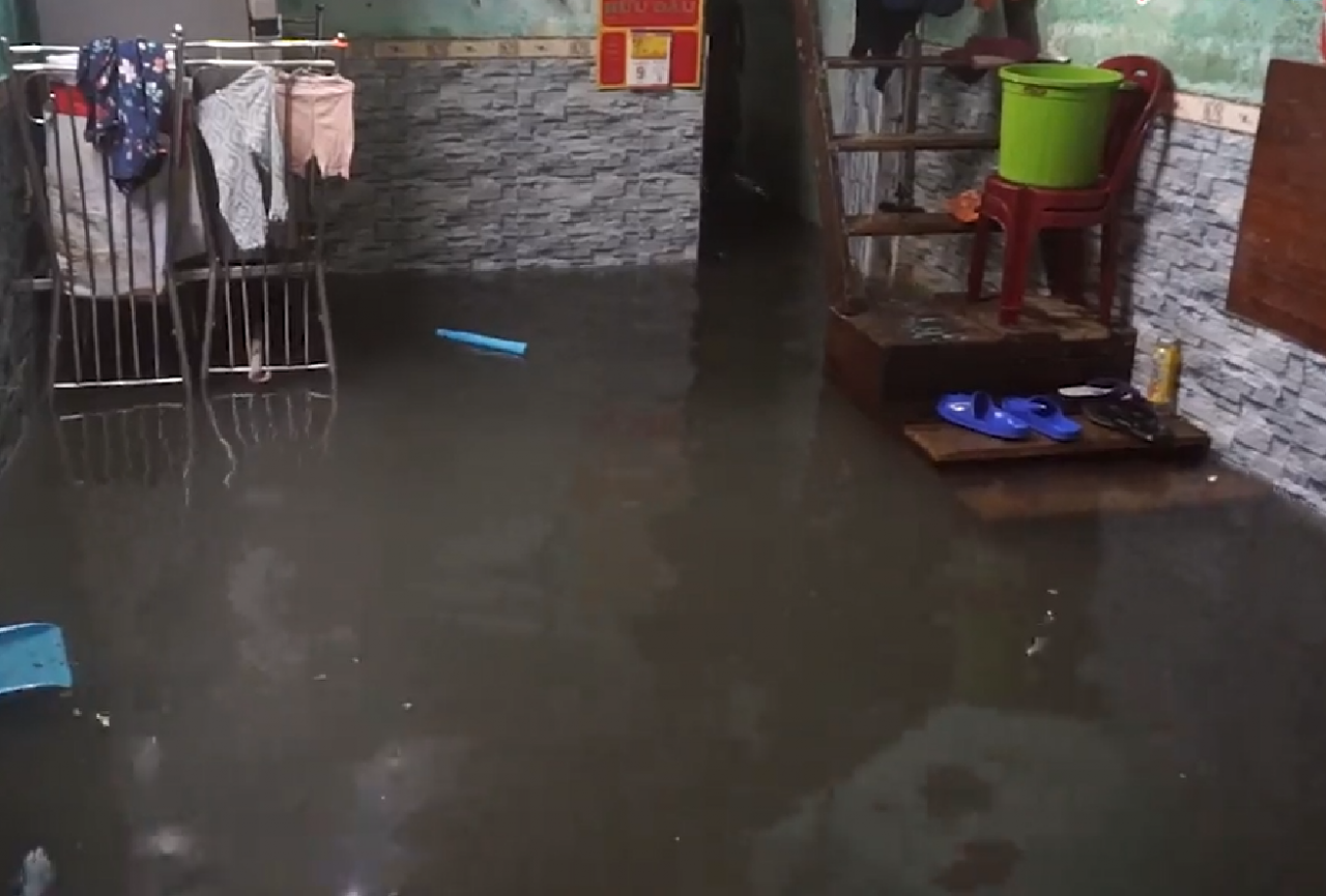 Mưa lớn gây ngập úng nhiều khu vực tại miền Trung Mưa lớn gây ngập úng nhiều khu vực tại miền Trung