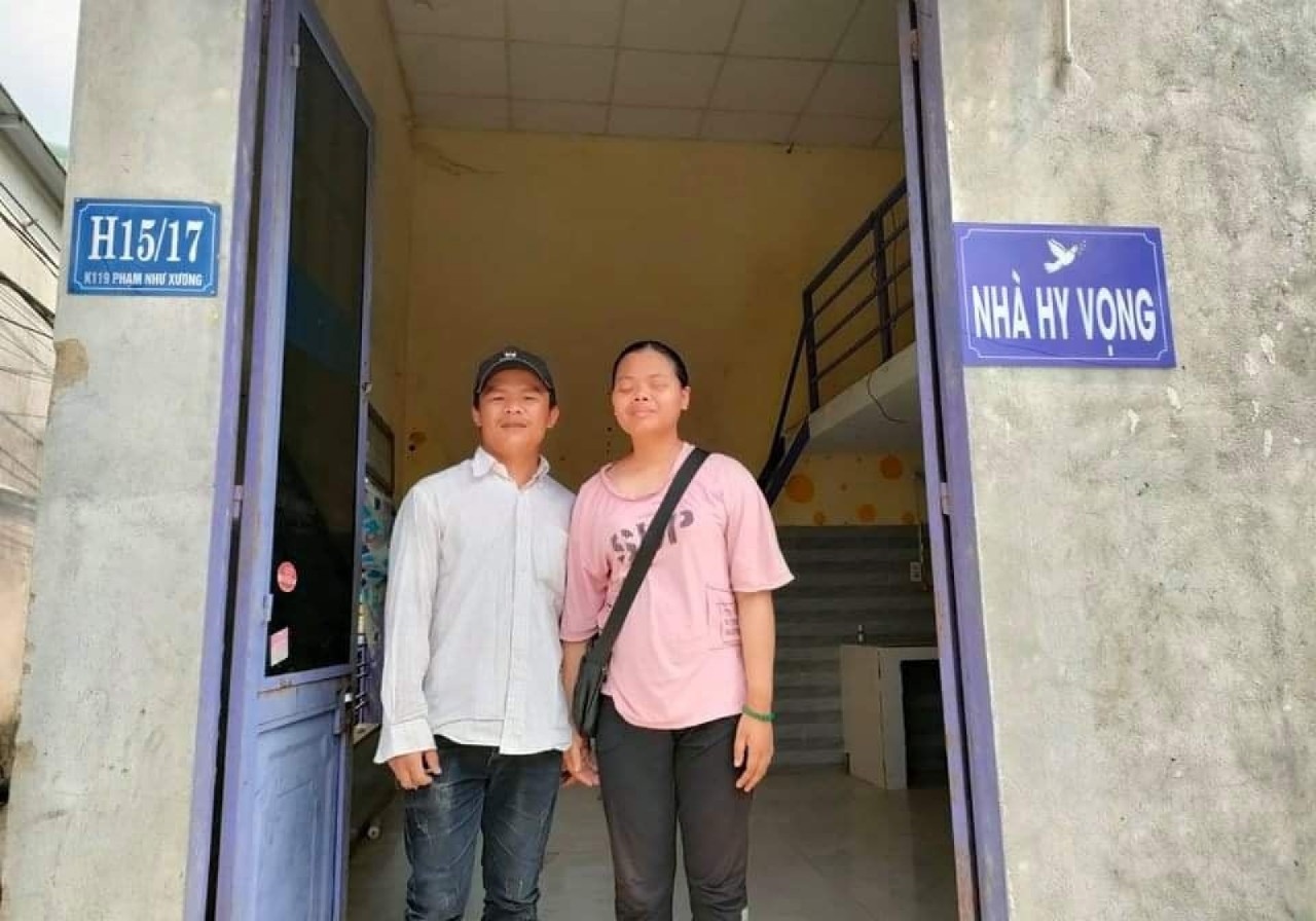 Nhà Hy Vọng: Những câu chuyện lấp lánh tình người Nhà Hy Vọng: Những câu chuyện lấp lánh tình người