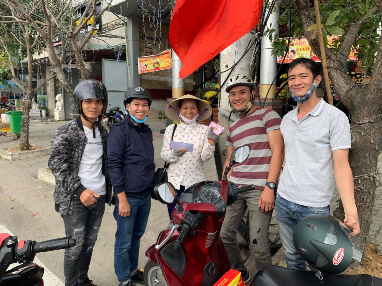 Nhà Hy Vọng: Những câu chuyện lấp lánh tình người Nhà Hy Vọng: Những câu chuyện lấp lánh tình người